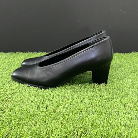 Stuart Weitzman Classic Heels in Black - Picture 2 of 8